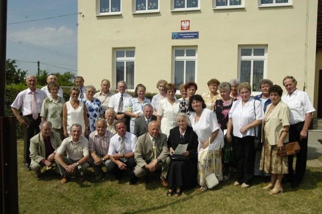 Rok 2005Pierwszy rząd od lewej: Jerzy Reginek, Herbert Okos, Herbert Pikos, Jan Czech, Werner Jurek, Maria Leśniak (wychowawczyni), Renata Duda-Zyzik. Drugi rząd od lewej: Teresa Wencel, Urszula Dziuk-Kotula, Ewa Wisz-Tomkowicz, Helmut Kampa, Ginter Cygan, Gerda Wocka-Wodarz, Klara Wystrach-Lelek, Hildegarda Mazur-Kala, Jadwiga Czech-Kenig, Maria Jurek-Teodorowicz. Trzeci rząd od lewej: Henryk Grzyszczok, Werner Czok, Dariusz Brzozowski (dzisiejszy dyrektor gimnazjum w Komprachcicach), Oskar Okos, Rudolf Kwas, Maria Langner-Baran, Felicja Gala-Szopa, Elżbieta Bul-Skrzypczyk, Maria Baron-Nizik, Gertruda Glozowic-Bednorz, Karina Matuszek-Jurek, Konrad Jurek.