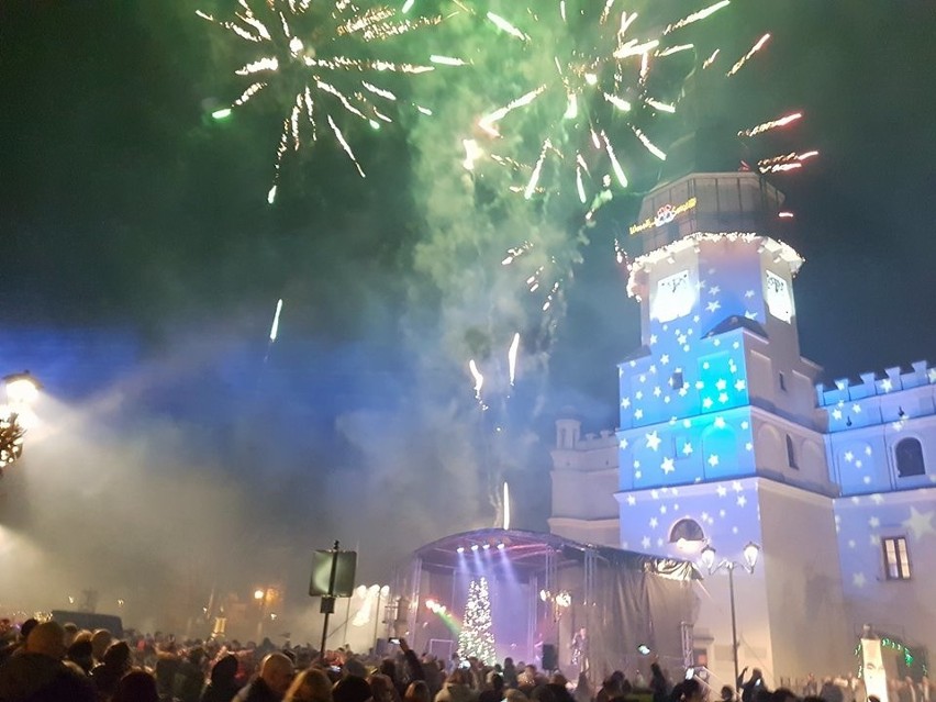 Szydłowiec. Sylwester 2017/2018. Hucznie powitanie nowego roku i dużo życzeń w Rynku Wielkim