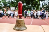 Rok szkolny 2020/2021 przeszedł do historii. W szkołach zadźwięczał ostatni dzwonek, uczniowie odebrali świadectwa i rozpoczęli wakacje