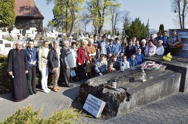 Jednym z punktów wycieczki był cmentarz w Szubinie i Pomnik Powstańców Wielkopolskich