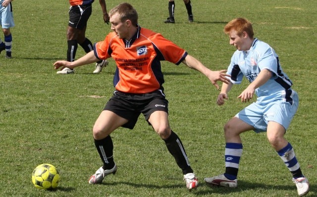 V liga krakowsko-wadowicka: Świ Krzeszowice - Orzeł Piaski Wielkie (kwiecień 2010)