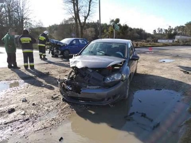 W sobotę rano doszło do czołowego zderzenia dwóch samochodów osobowych w Nekli pod Bydgoszczą (gmina Dobrcz). Auta zderzyły się na trasie Nekla-Kotomierz. Na miejscu pojawiła się jednostka straży, policja i zespół ratownictwa medycznego. Jedna osoba została zabrana do szpitala. Jak informują nas strażacy z OSP Dobrcz, droga jest już przejezdna.Zdjęcia: https://www.facebook.com/osp.dobrcz/