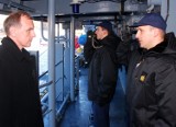 Marynarze ORP Kontradmirał Xawery Czernicki z szefem MON