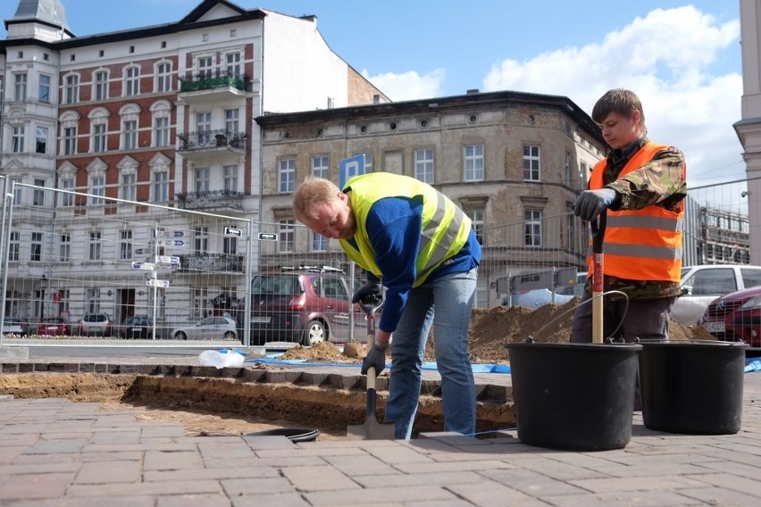 Archeolodzy obecnie wykonują prace tuż pod zdjętymi...