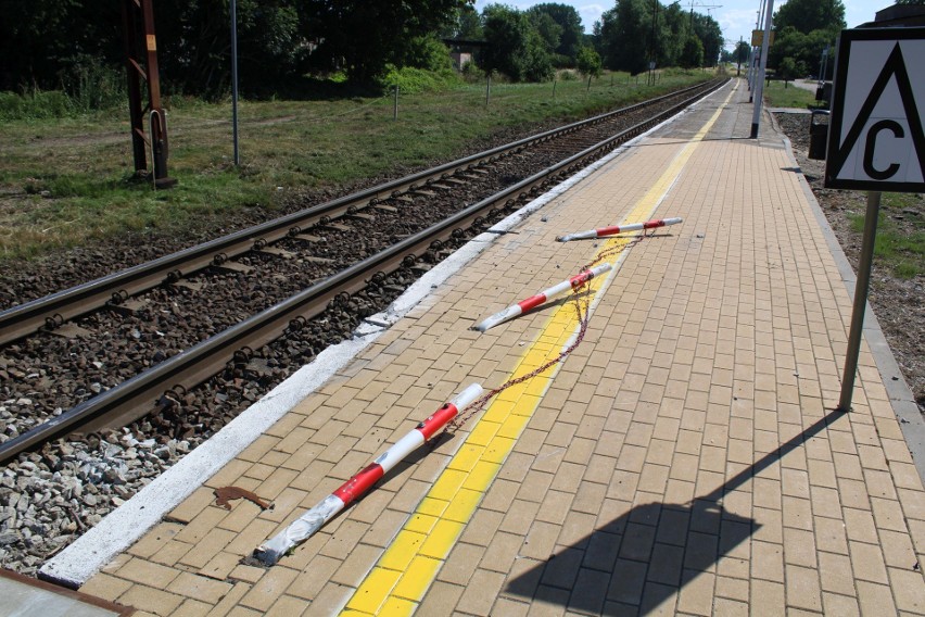 Oznakowanie na przejeździe kolejowym w Miłogoszczy.