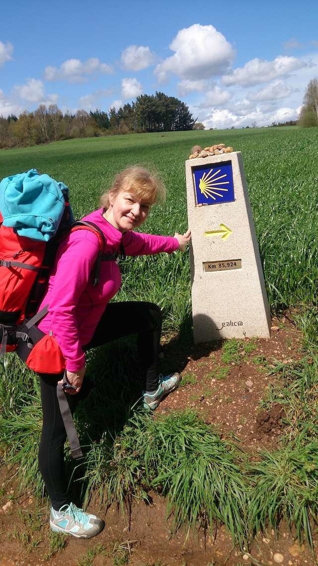 Agnieszka Brzezińska w drodze do Santiago de Compostela. Kierunek na szlaku wskazują żółte strzałki z symbolem Camino - muszlą św. Jakuba