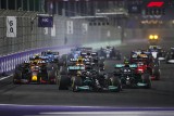 F1: Hamilton wygrywa, ostatni wyścig zadecyduje. Grand Prix Arabii Saudyjskiej pełne flag i kolizji