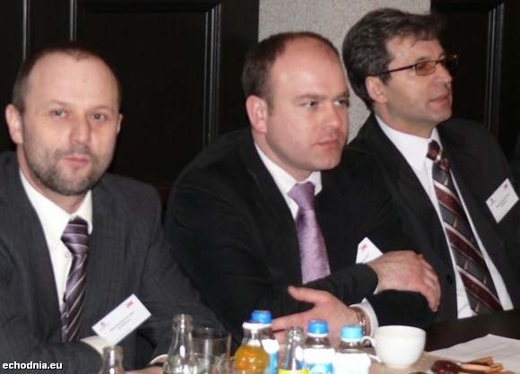 Na wtorkową konferencję do siedziby ZPUE przybyli między innymi przedstawiciele zarządu firmy Strunobet-Migacz: (od lewej) Ryszard Dekarz - dyrektor handlowy, Krzysztof Koza - prezes i Stanisław Wójcik - dyrektor ekonomiczny.