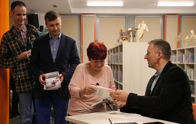 Po spotkaniu Grzegorz Kaliciak podpisywał swoje książki.