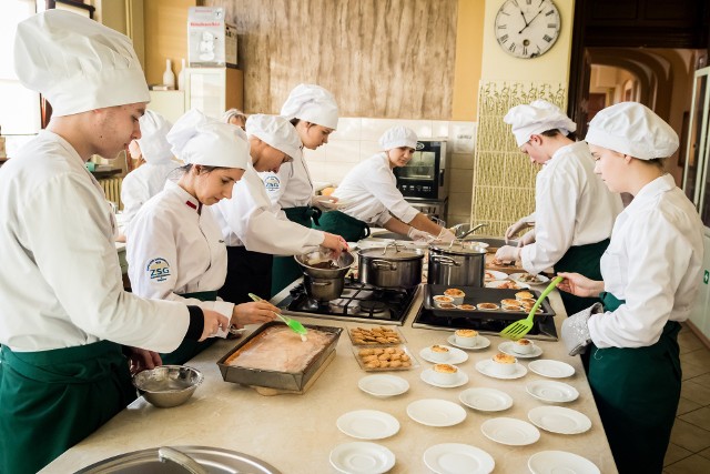 Pandemia sprawiła, że szkolne warsztaty w Zespole Szkół Gastronomiczno-Hotelarskich w Bydgoszczy teraz nie działają, ale gastronomik podzielił się z naszymi Czytelnikami kilkoma przepisami na świąteczne dania.