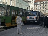 Wypadek w Poznaniu. Ciężarówka zderzyła się z tramwajem na Gwarnej. Musiał zjechać do zajezdni. Zobacz zdjęcia