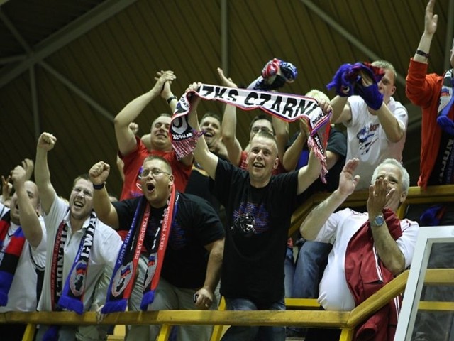 Energa Czarni Slupsk zaczela walke o awans do finalu Polskiej Ligi Koszykówki wygraną. To byl horror "made in Zgorzelec": po emocjonującej dogrywce Czarni wygrali 99:98.
