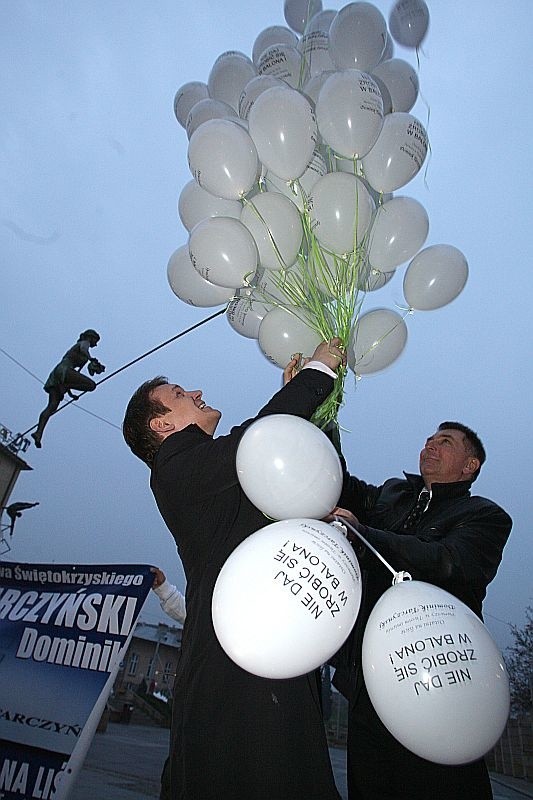 Dominik Tarczyński i Ryszard Borkowski wypuścili wczoraj na placu artystów kilkaset balonów mających zachęcać kielczan do świadomego głosowania.