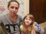 7-letnia Amelka i jej mama wymagają kosztownego leczenia i rehabilitacji, w sieci trwa zbiórka na pomoc dla rodziny