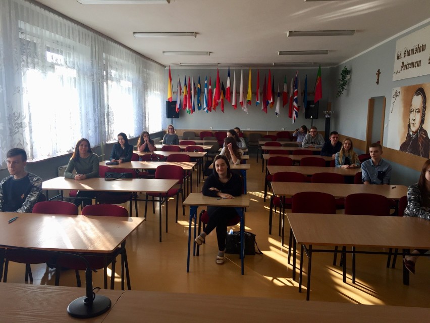 Uczennice Konarskiego w Jędrzejowie w etapie regionalnym konkursu "Poznaj swoje prawa w pracy"