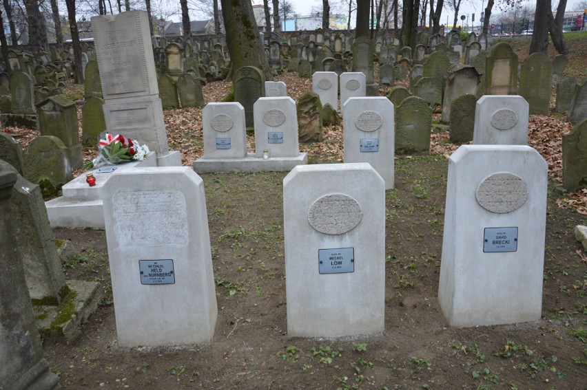 Tarnów. Konsul Austrii i studenci z Izraela oddali hołd żołnierzom, którzy spoczywają na Cmentarzu Żydowskim  [ZDJĘCIA]