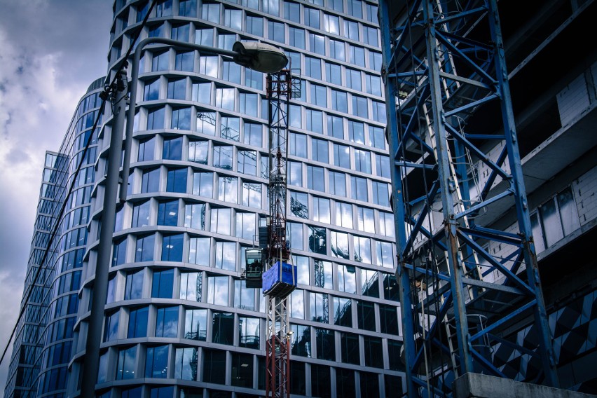 Katowice. Trwa budowa ostatniego wieżowca Global Office. Widać już łuski! Są podobne do tych ze Skarbka. Zobacz zdjęcia z budowy! 