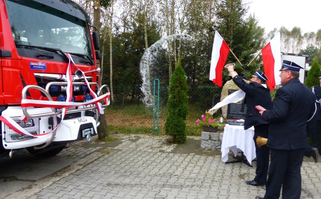 Ksiądz Jerzy Karbownik, kapelan skarżyskich strażaków, nie żałował wody święconej.