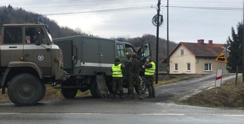 We Frysztaku odkryto 5 niewybuchów! Mieszkańcy okolicznych domów ewakuowani. Wezwani są saperzy. Droga jest nieprzejezdna [ZDJĘCIA]