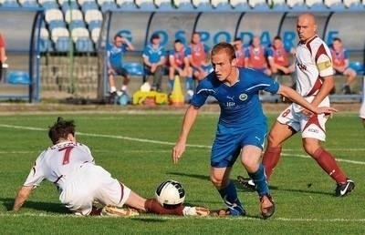 Mecz ze Spójnią w rundzie jesiennej Hutnik wygrał 2:1. W niebieskim stroju Mateusz Stanek. FOT. MICHAŁ KLAG