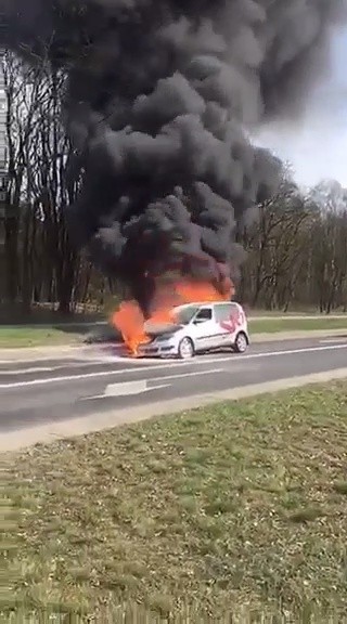 Toruń. Warsztat i samochód stanęły w ogniu