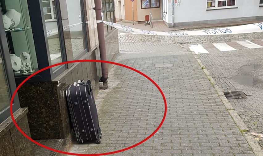 Alarm bombowy w Strzelcach Opolskich na Pl. Żeromskiego. Porzucona walizka narobiła sporego zamieszania