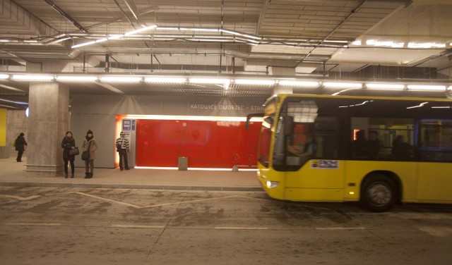 Podziemny dworzec autobusowy w Katowicach został otwarcty zimą ubiegłego roku. Wydawało się, że problem bezdomnych zniknie. Jednak wrócili