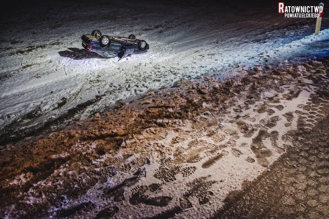 W sobotę  przed godziną 22 na drodze krajowej numer 16 w okolicach miejscowości Buniaki (powiat ełcki) z drogi wypadł i dachował samochód osobowy.Zdjęcia dzięki uprzejmości Ratownictwo Powiatu Ełckiego