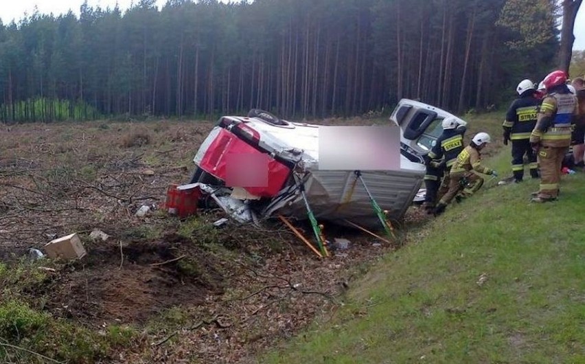 Wypadek busa firmy kurierskiej na DW 494 pod Szumiradem.