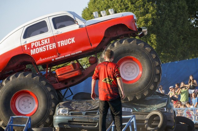 Monster Show Chaloupka - polski monster truck niszczy dwa samochody.