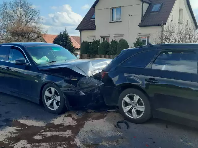 Zderzenie dwóch samochodów w Marcinowicach. Policjanci z Krosna Odrzańskiego informują o utrudnieniach.