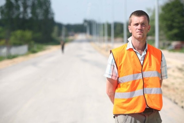 - Ostatni odcinek ulicy jest wyłączony z budowy, czekamy na decyzję inwestora, co mamy robić dalej &#8211; mówi Piotr Mojżeszek, kierownik budowy ulicy Mieszka I z Kieleckiego Przedsiębiorstwa Robót Drogowych.