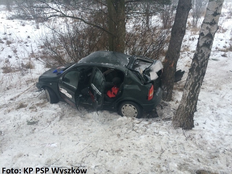 Wypadek na DK 62: opel uderzył w drzewo [ZDJĘCIA]