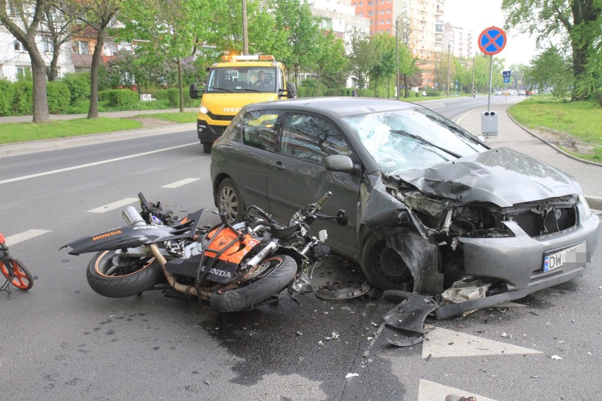 Wypadek na Borowskiej. Motocyklista w ciężkim stanie 