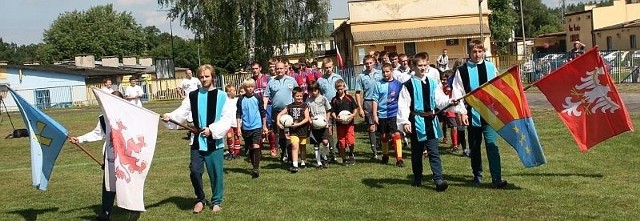 Drużyny Stali Nowa Dęba i Pogoni Lwów wyszły na boisko w asyście członków Bractwa Rycerskiego oraz najmłodszych piłkarzy.