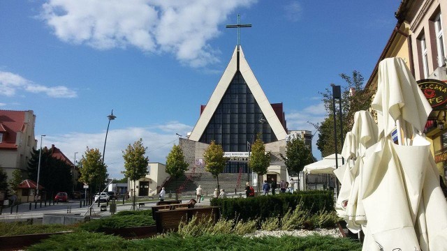 Wielki witraż zdobi frontową ścianę Kolegiaty św. Wojciecha i św. Katarzyny w centrum Jaworzna. To trójkątny obraz o powierzchni 177 m kw. i wysokości 18,5 m. Główną postacią jest św. Wojciech w biskupiej tiarze, z wiosłem w jednej i krzyżem w drugiej dłoni.