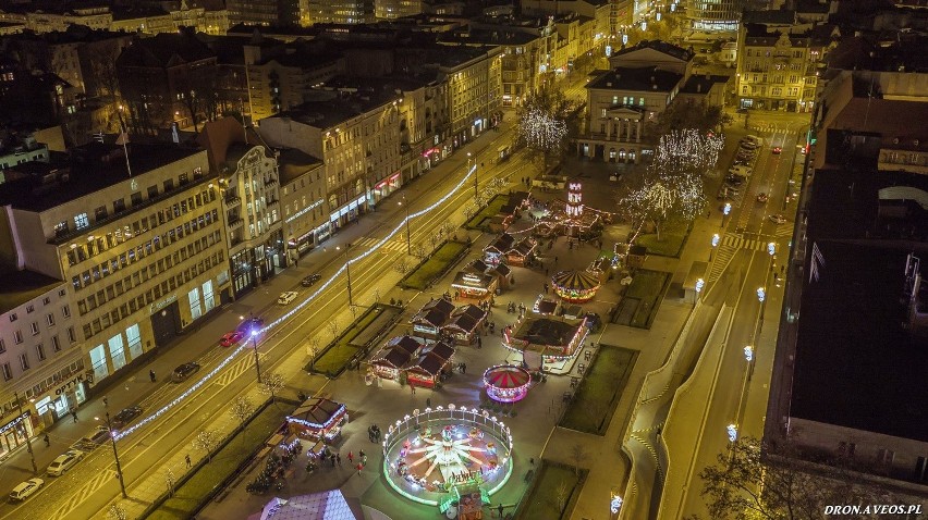 Jarmark świąteczny na placu Wolności z lotu ptaka