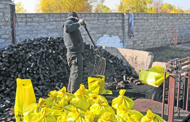 Węgiel wciąż jest najpopularniejszym paliwem w polskich domach. Pracownicy składów w naszym regionie, których o to pytaliśmy, zaznaczają, że większość kupujących wybiera rodzimy opał