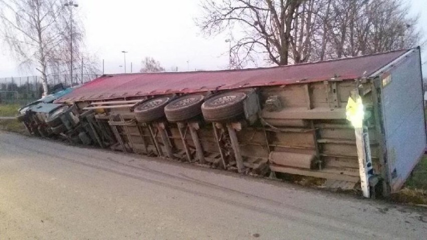 Kierujący volvo wraz z naczepą, jechał od strony Baszni...