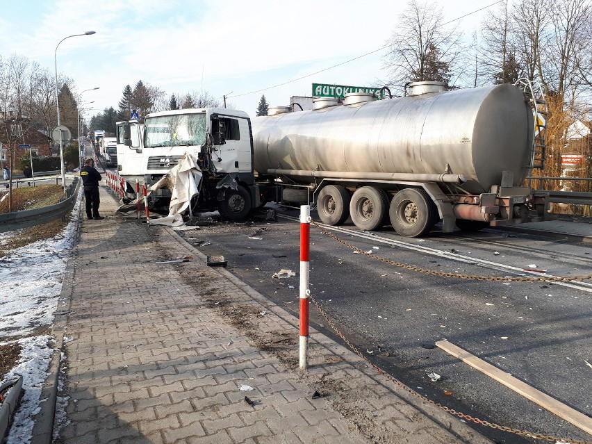 Do zderzenia dwóch samochodów ciężarowych i auta dostawczego...