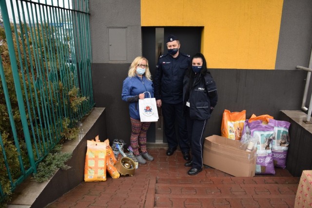 Policjanci z powiatu krakowskiego zawieźli podarunki dla opiekunów bezdomnych, chorych i porzuconych psów i kotów