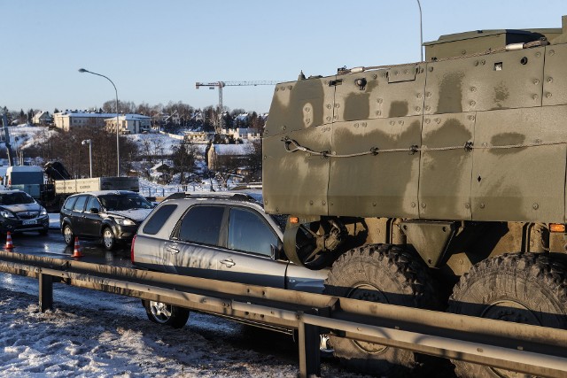 Wypadek w Rzeszowie. Samochód osobowy wjechał w tył wojskowego Rosomaka. 60-letni kierowca osobowej kii został ranny.Galeria zdjęć.Więcej na temat wypadku: W Rzeszowie osobówka wbiła się w wojskowego rosomaka. Jedna osoba została ranna