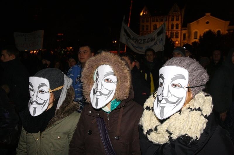 Część protestujących miała maskę Guya Fawkesa, jaką nosił...