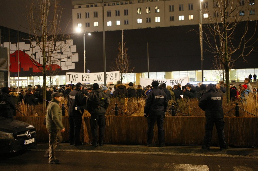 Warszawa: Protest przed siedzibą TVP Info na pl. Powstańców Warszawy [ZDJĘCIA] "Stop propagandzie nienawiści" po zabójstwie Adamowicza