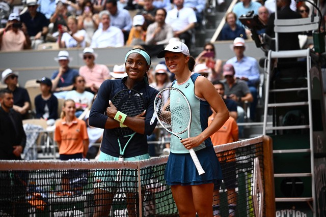 Cori Gauff i Iga Świątek zapozowały do wspólnego zdjęcia przed rozpoczęciem finału French Open