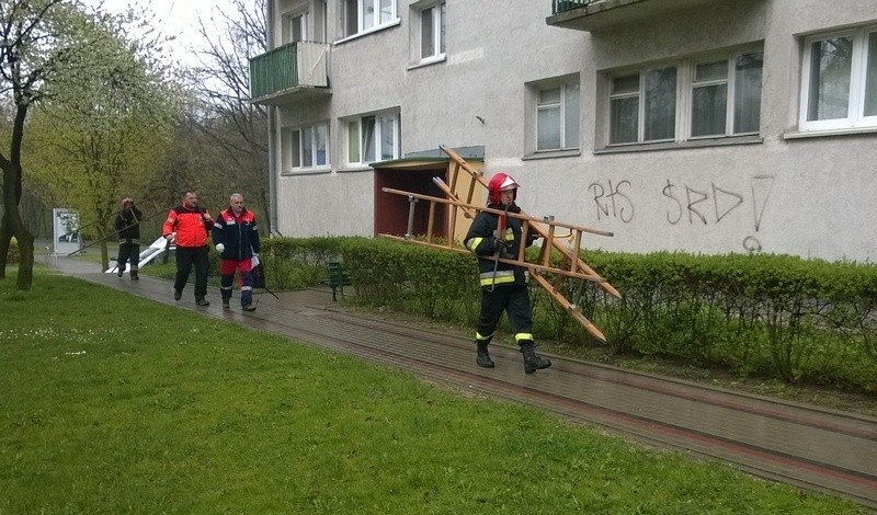 Jeden ze strażaków szedł do mieszkania przez okno.