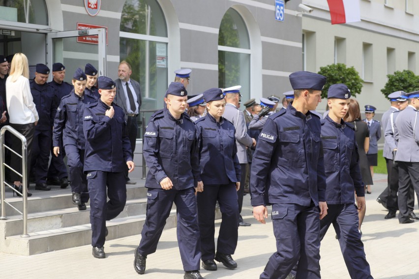 Białystok. Blisko 50 nowych funkcjonariuszy złożyło przyrzeczenie i wstąpiło w szeregi podlaskiej policji [ZDJĘCIA]