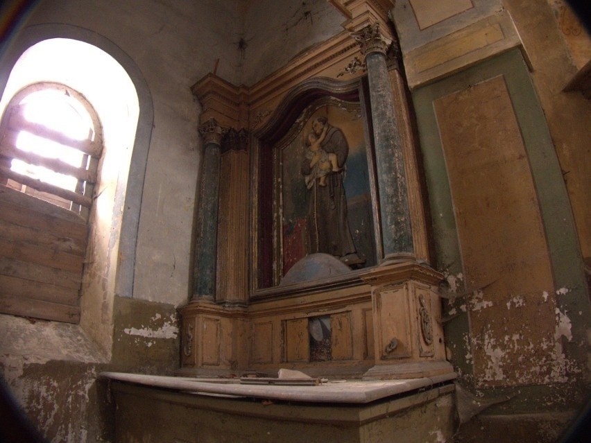 Tajemnica trumny w Kościele w Grzymałkowie wreszcie rozwiązana. Opuszczona świątynia jak z filmu grozy zyska nowy blask
