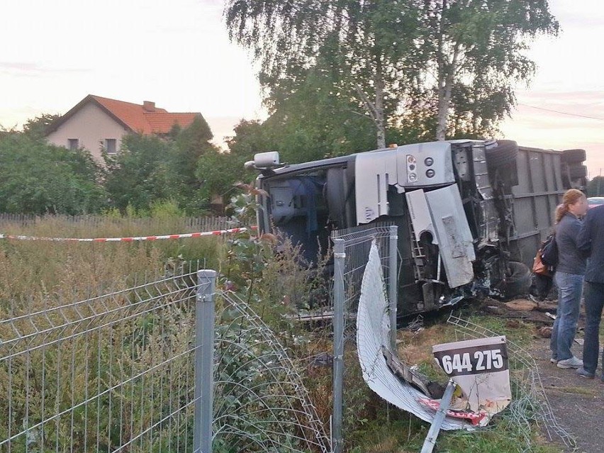 Tragiczny wypadek pod Wieruszowem. Autobus wypadł z drogi, jedna osoba nie żyje [ZDJĘCIA, FILM]