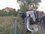 Tragiczny wypadek pod Wieruszowem. Autobus wypadł z drogi, jedna osoba nie żyje [ZDJĘCIA, FILM]